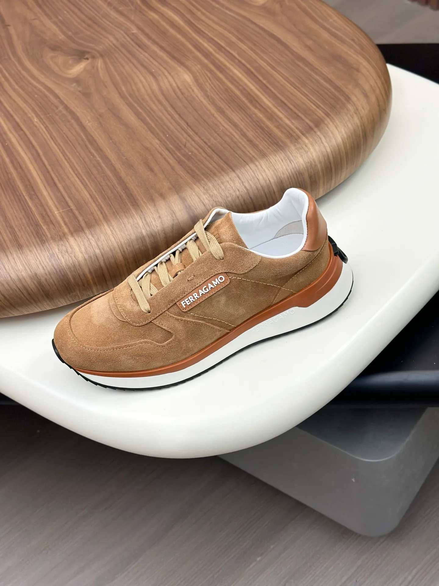 [Ferragamo] Top P: 820💰 Number of yards: 39~44 (38.45 custom-made, non-refundable) Top purchasing agent 🇮🇹 Ferragamo men's casual shoes series, the counter sells the original configuration at the same time, Italian imported cowhide fabric, high-quality splicing technology, imported water-dyed cow lining , Soles: Original foam soles are specially provided by the original factory, and the original factory follows the order. 🔍High quality can be entered and exited the counter at will. Welcome to compare and synchronize with the counter.